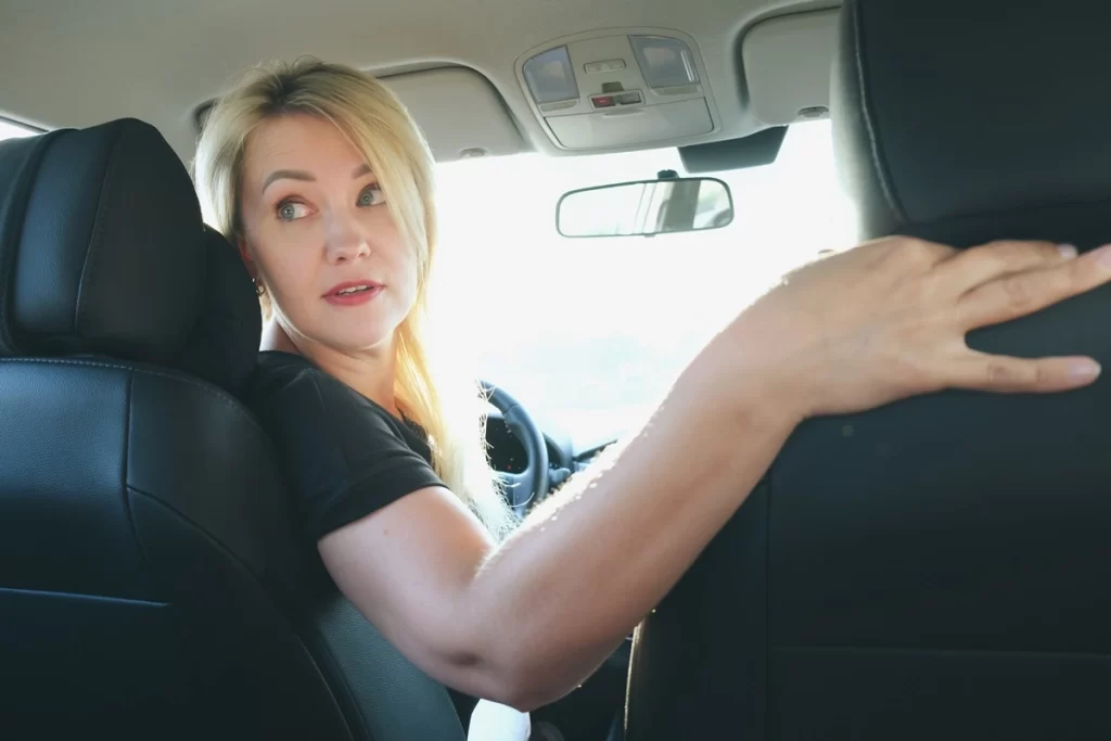 Najít parkovací místo v Hradci Králové je někdy oříšek - MotorGuru.cz blond žena parkování