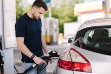 Muž tankuje LPG