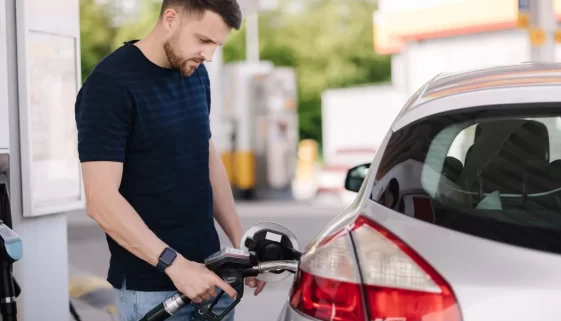 Muž tankuje LPG