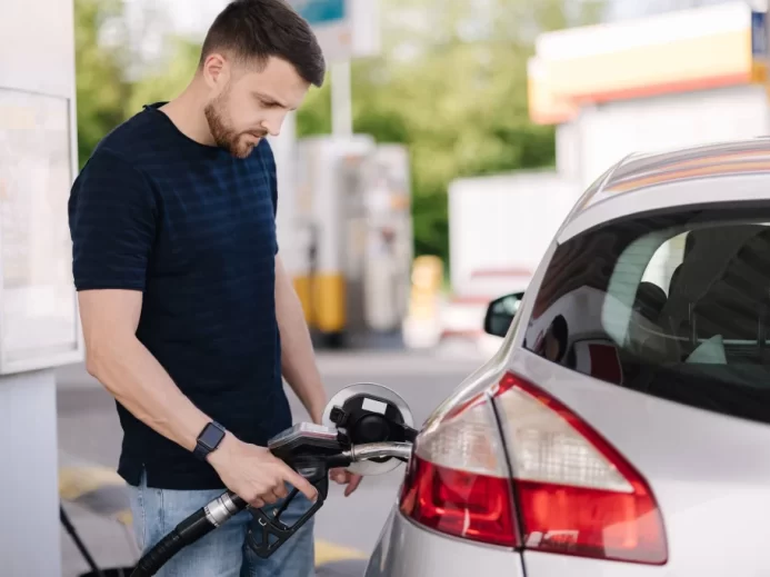 Muž tankuje LPG