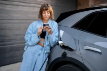 Žena čeká až se jí nabije auto