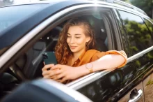 Žena úsměv parkování mobilní telefon