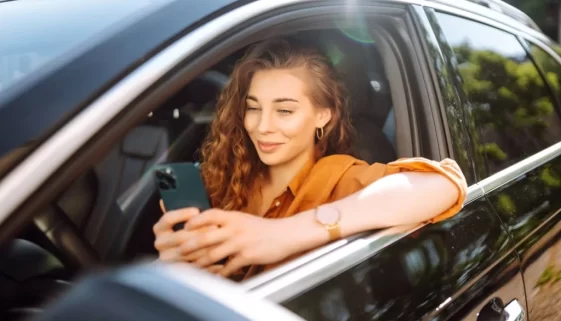 Žena úsměv parkování mobilní telefon