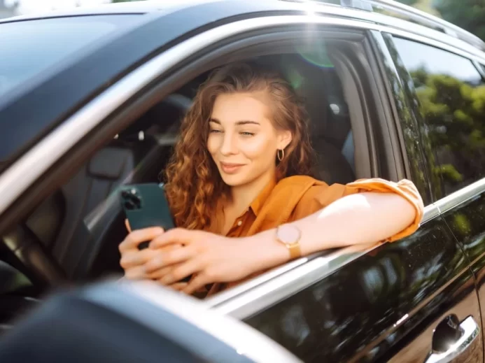 Žena úsměv parkování mobilní telefon