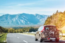 Auto s nosičem jízdních kol v horách