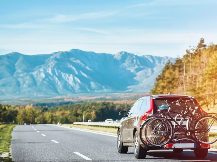 Auto s nosičem jízdních kol v horách