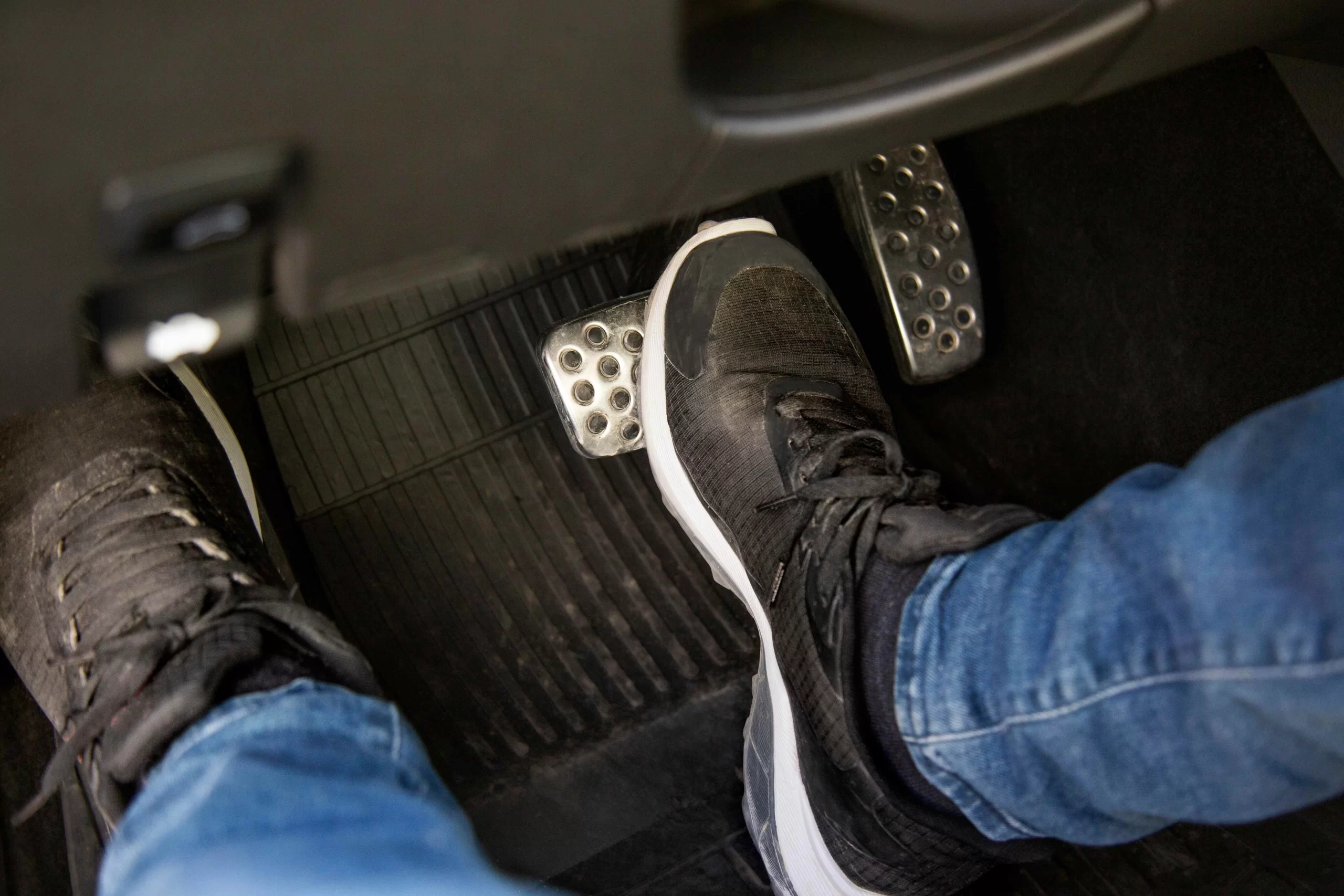 - MotorGuru.cz Pedály v autě