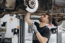 Automechanik spravující auto