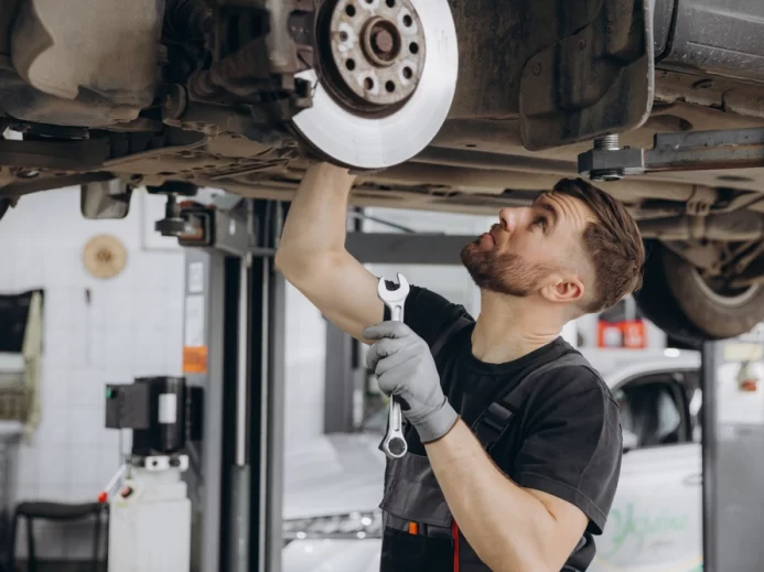 Automechanik spravující auto