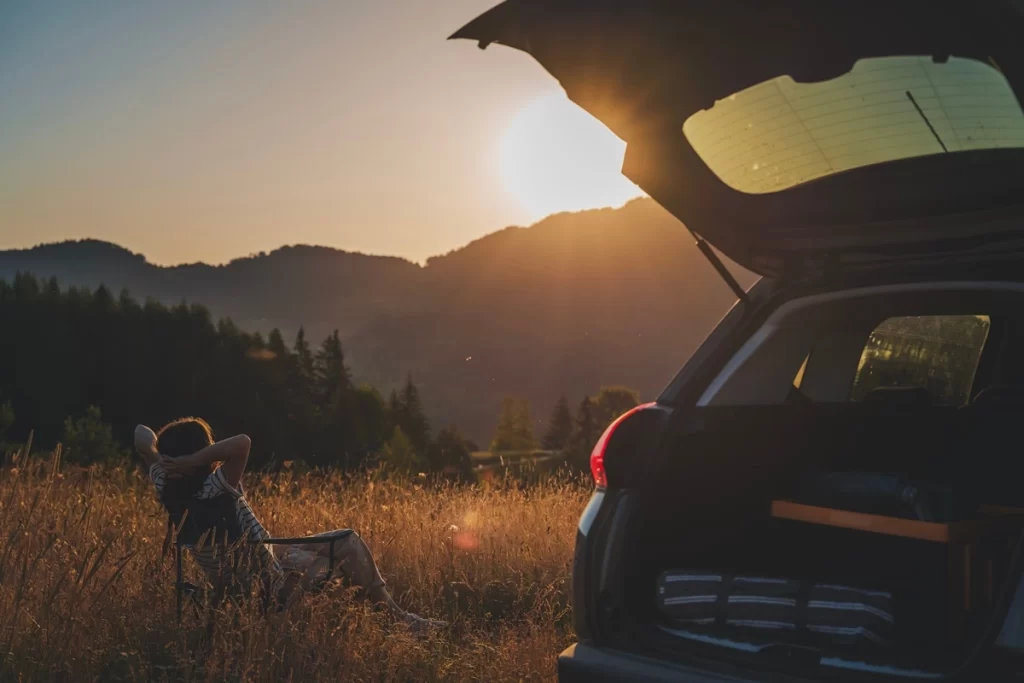 Při cestování na delší vzdálenost nezapomínejte na přestávky - MotorGuru.cz příroda auto člověk západ slunce