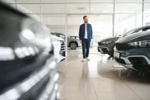 Muž si vybírá automobil