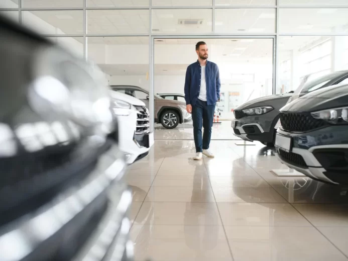 Muž si vybírá automobil