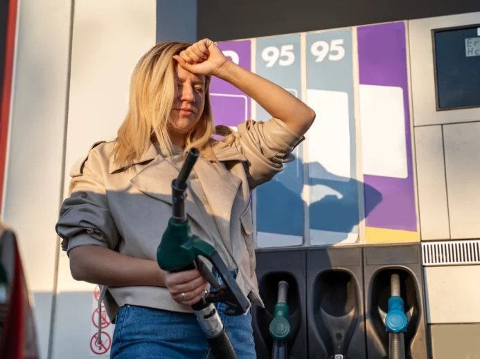 Žena na benzínce natankovala špatné palivo