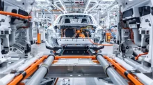 Fotografie z automobilky - výroba auta v procesu