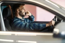 Muž, který řídí a telefonuje