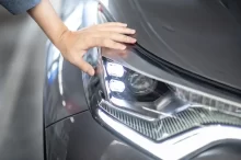 Muž kontrolující přední LED světlomet