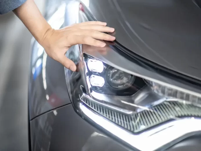 Muž kontrolující přední LED světlomet