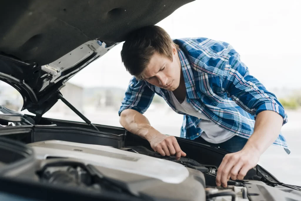 Muž hledá závadu na autě - MotorGuru.cz Muž hledá závadu na autě
