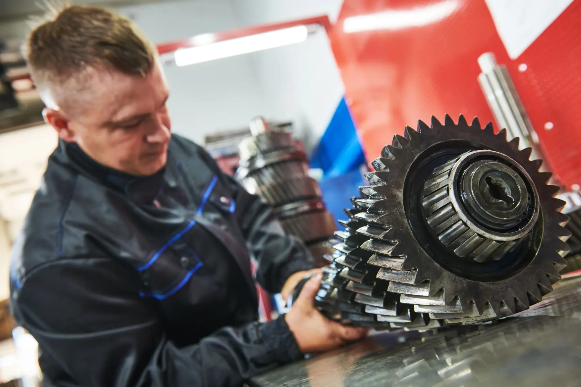 - MotorGuru.cz Mechanik při opravě převodovky.