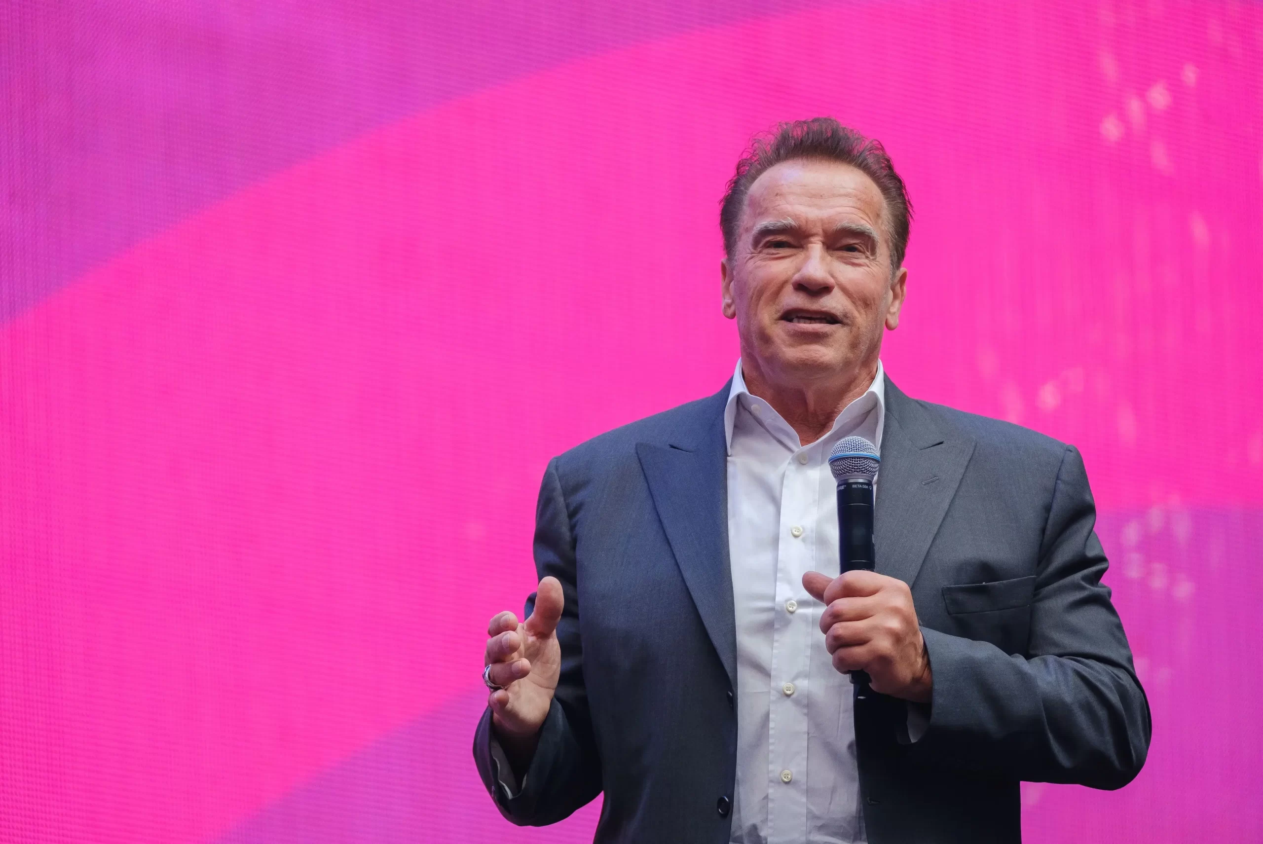 - MotorGuru.cz Arnold Schwarzenegger