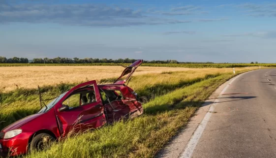 Auto v příkopu