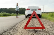Žena u porouchaného vozu