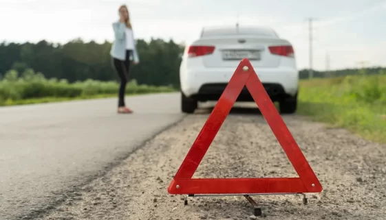 Žena u porouchaného vozu