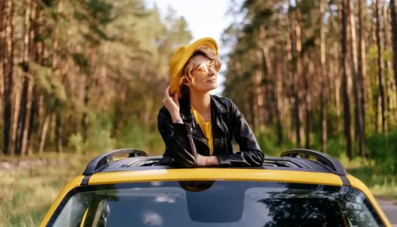 Žena ve střešním okně v autě