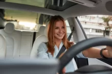 Žena v autě s koženými sedadly