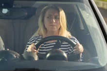 nervózní žena v autě