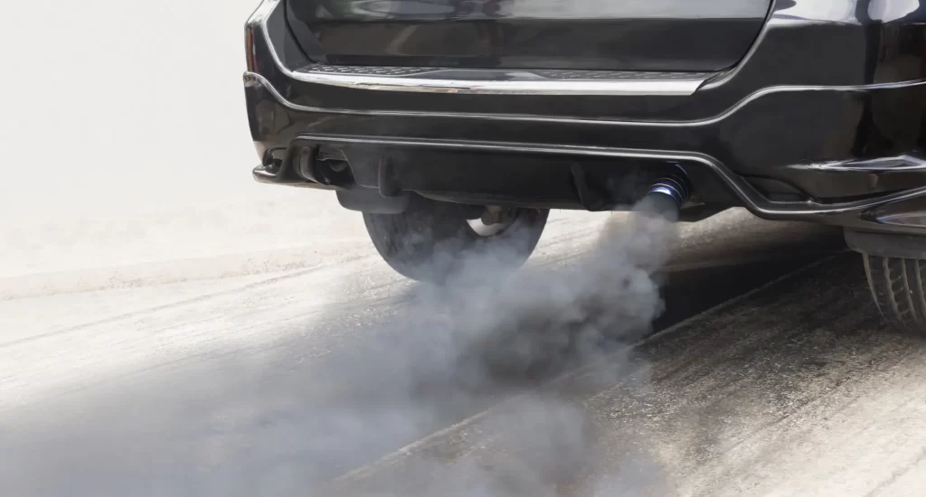 Barva kouře z výfuku může naznačit závadu - MotorGuru.cz Barva kouře z výfuku