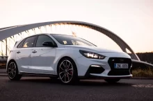 Hyundai i30 N vyfocené při západu slunce před Trojským mostem v Praze