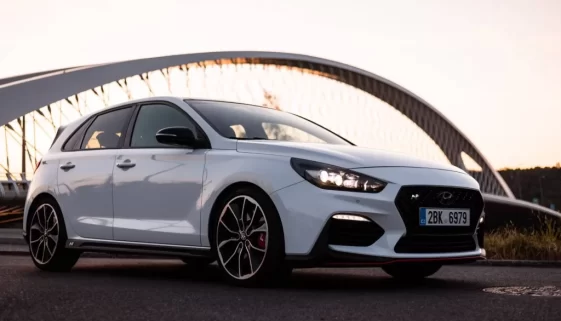 Hyundai i30 N vyfocené při západu slunce před Trojským mostem v Praze