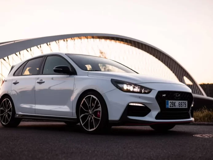 Hyundai i30 N vyfocené při západu slunce před Trojským mostem v Praze