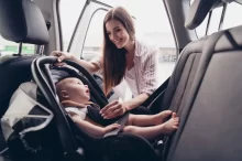 Žena a dítě v autosedačce