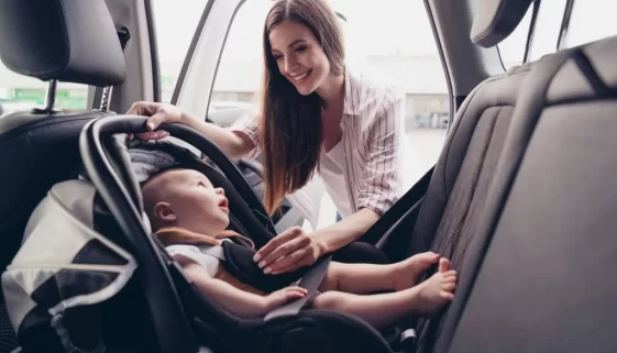 Žena a dítě v autosedačce