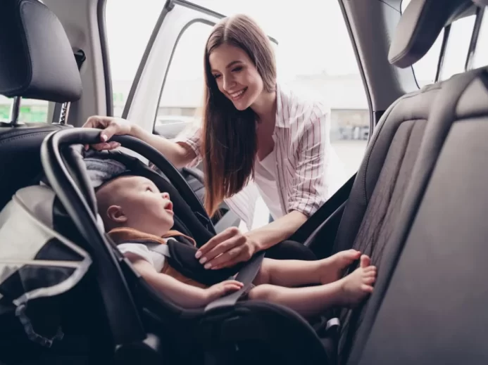 Žena a dítě v autosedačce