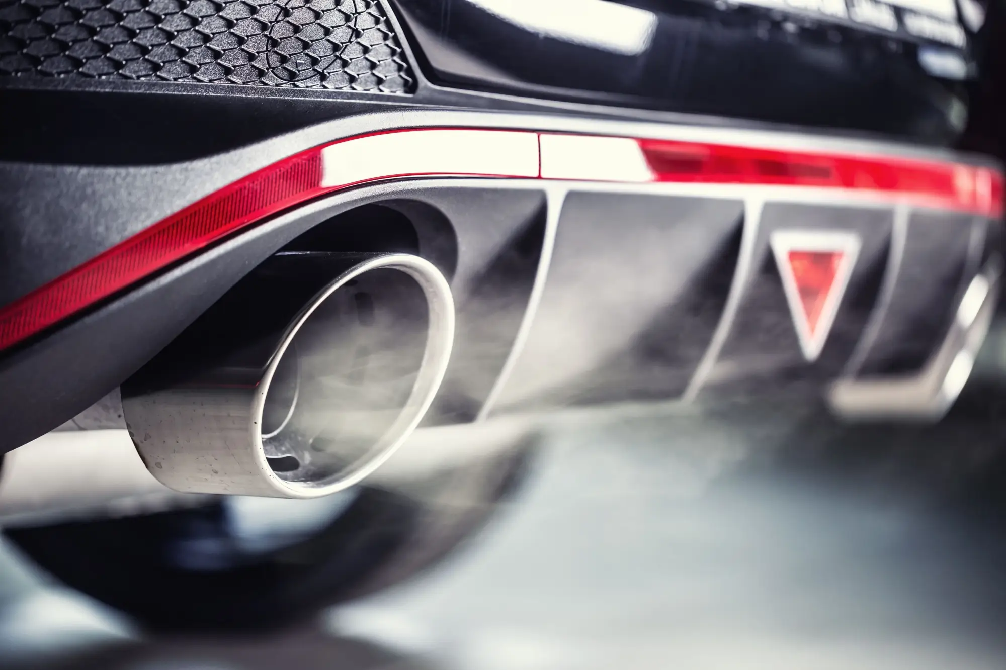 Výfuk sportovního automobilu