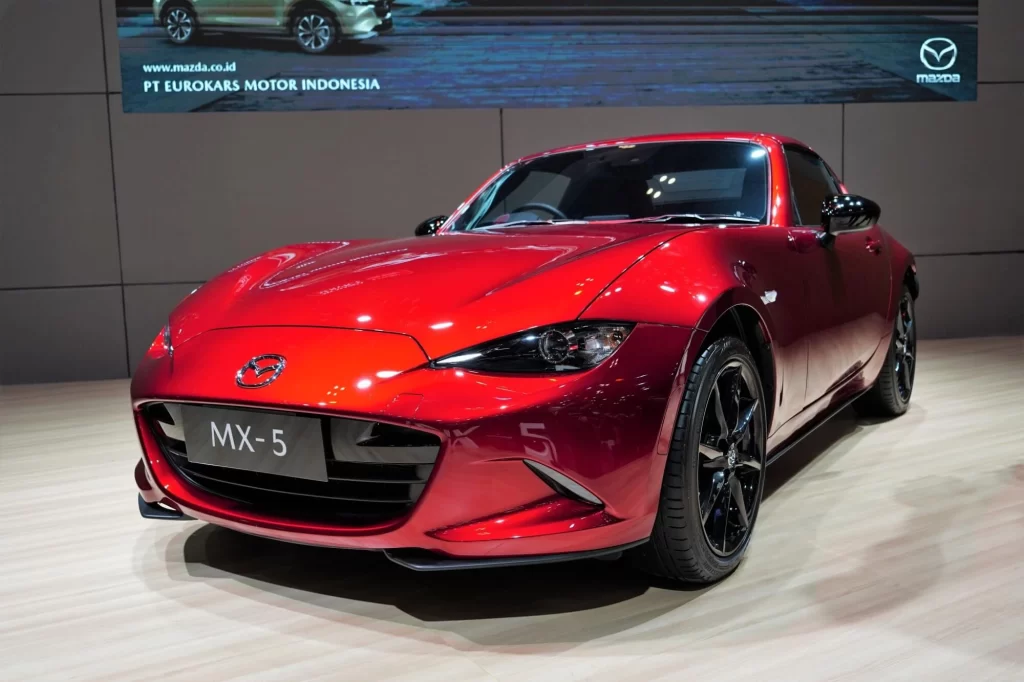 Nový vůz Mazda MX-5 je vystaven na mezinárodním autosalonu Gaikindo Indonesia International Auto Show (GIIAS) 2022