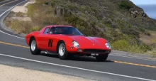 Ferrari 250 GTO jedoucí po silnici