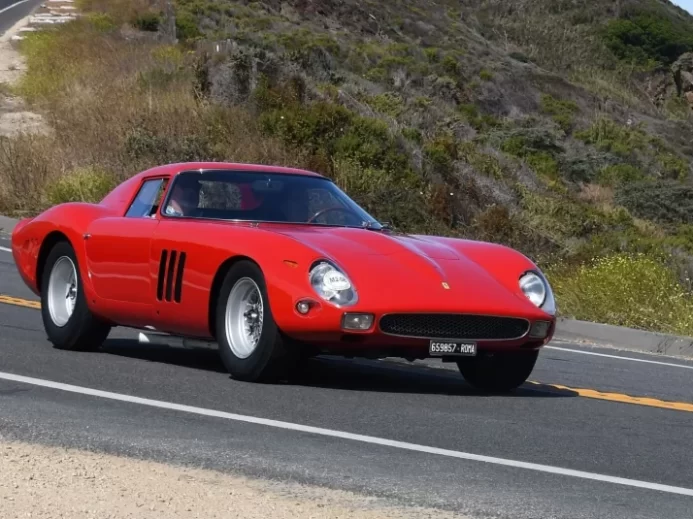 Ferrari 250 GTO jedoucí po silnici