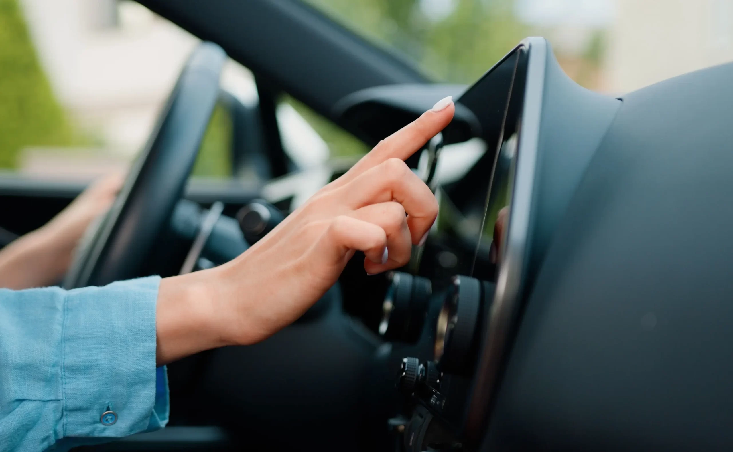 - MotorGuru.cz Žena zvyšuje hlasitost rádia v autě