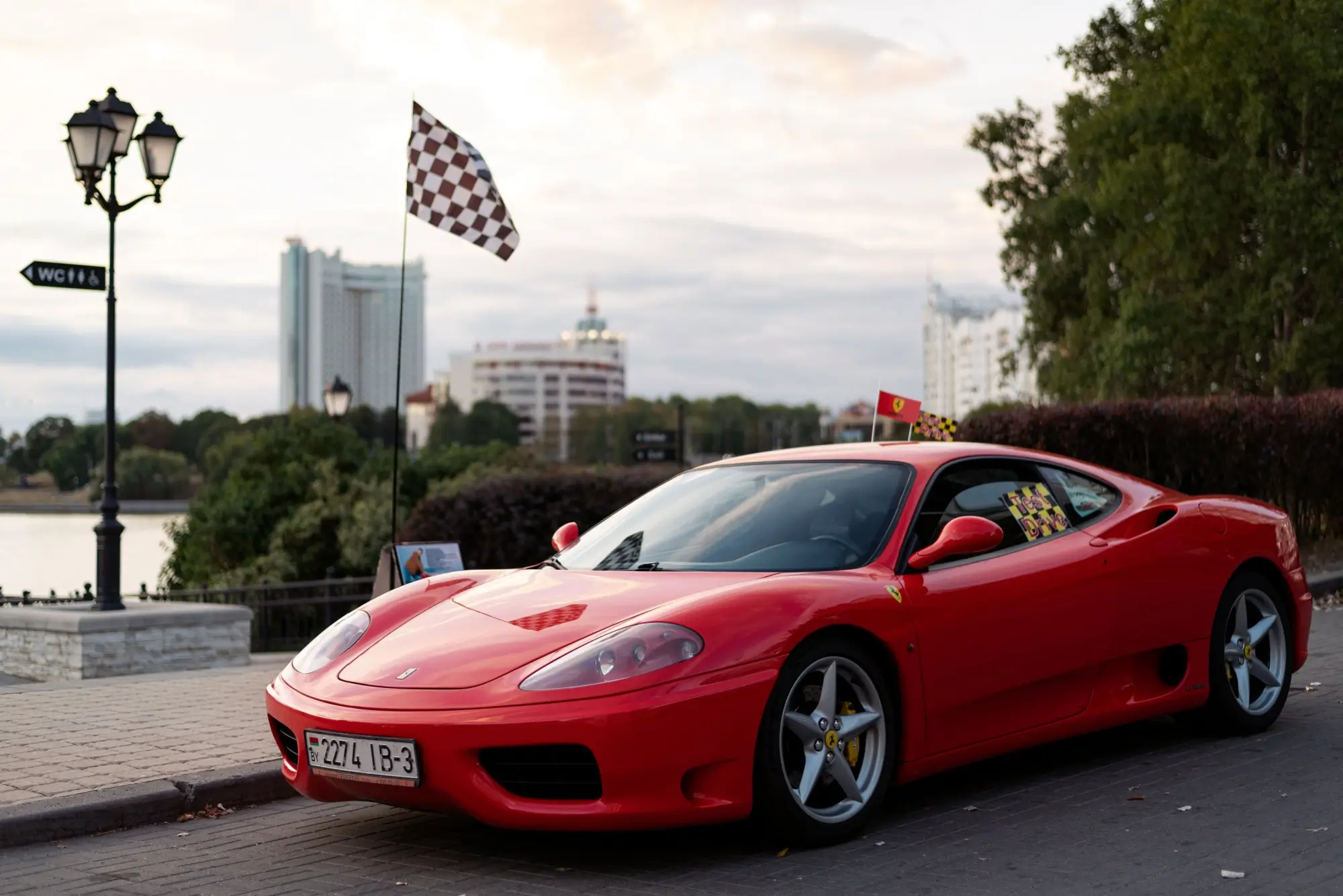 Červený model Ferrari 360 Modena. 