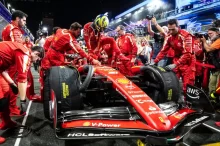 Brit Oliver Bearman a jeho tým na startu závodu Formule 1 v Saúdské Arábii, březen 2024