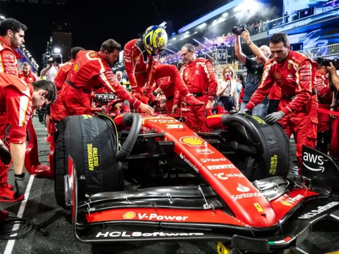 Brit Oliver Bearman a jeho tým na startu závodu Formule 1 v Saúdské Arábii, březen 2024