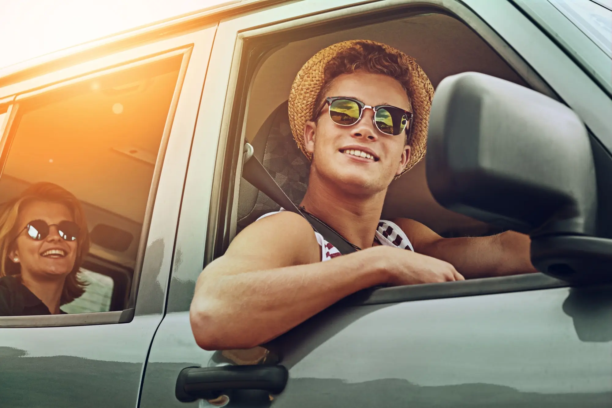 - MotorGuru.cz Mladí lidé při jízdě v SUV.
