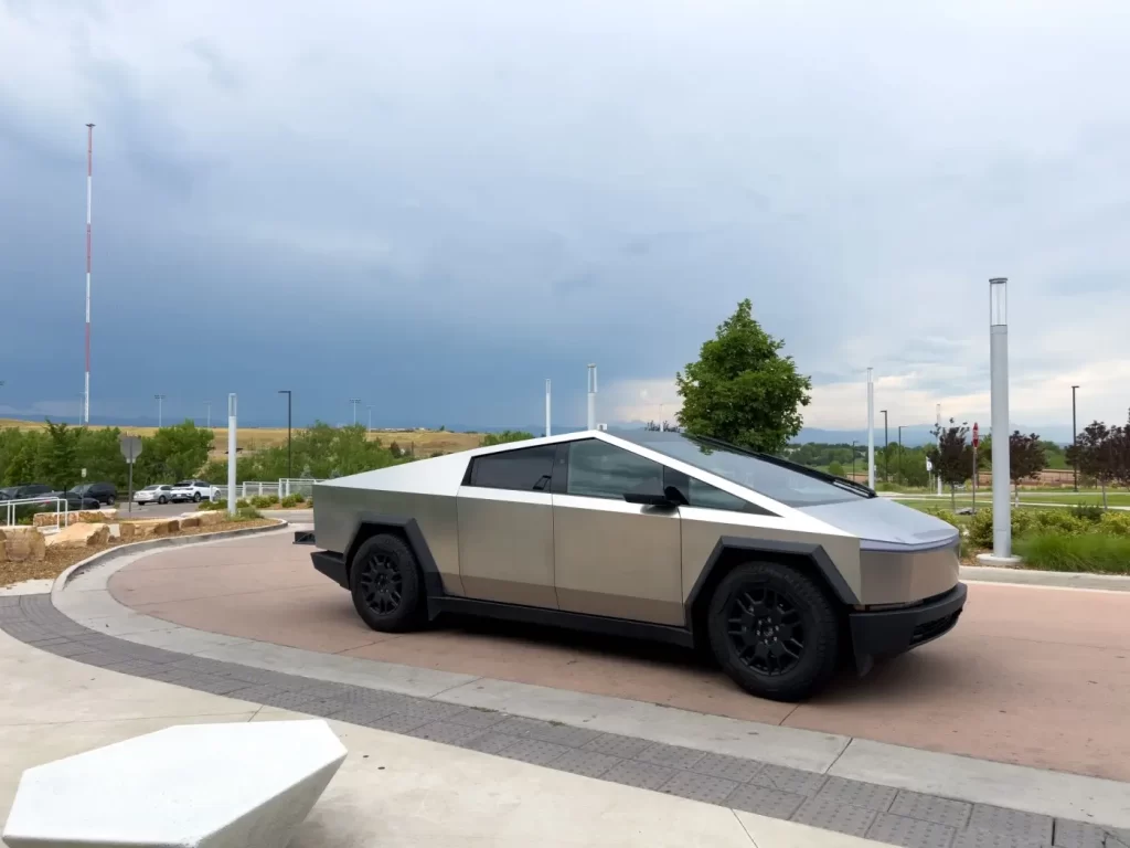 - MotorGuru.cz Tesla Cybertruck stojící příjezdové dlážděné cestě