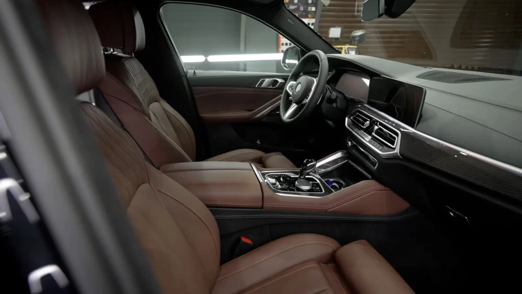 - MotorGuru.cz Luxusní interiér vozu