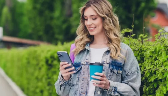 Žena s mobilem