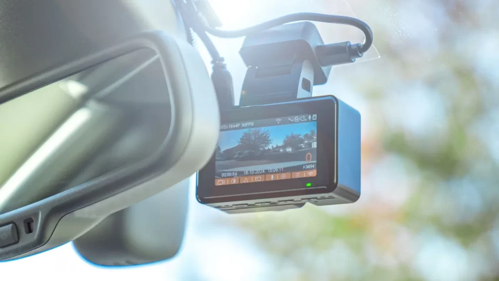 - MotorGuru.cz Palubní kamera připevněná k čelnímu sklu